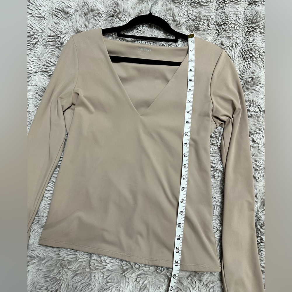 Old Navy | M Tall | Double Layer Sculpting Crop V-Neck Mollusk Nude Tan - Picture 4 of 5